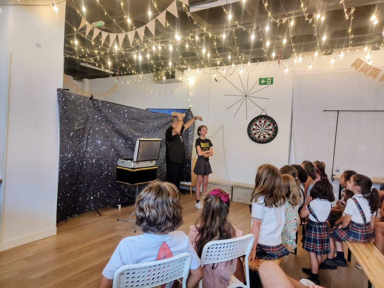 Niños disfrutando juntos de un espectáculo de magia en Mundo Estelar